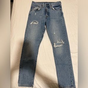 High waisted Levi’s 501 skinny Jeans light wash with distressing. W27 L28
